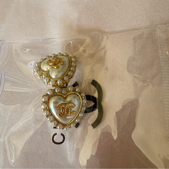 CHANEL button studs earrings Gold and pearl detailing - Picture 1 of 6